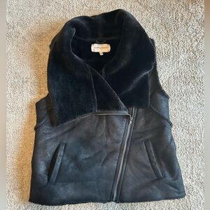 Cupcakes and Cashmere Women's Black Faux Fur Collar Vest